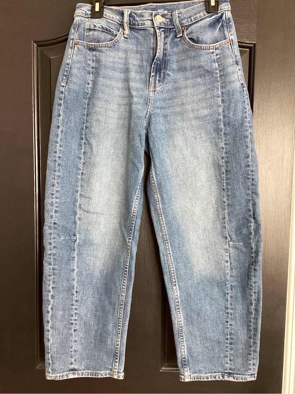 Women’s Old Navy Light Wash High-Rise Barrel Leg, size 4.